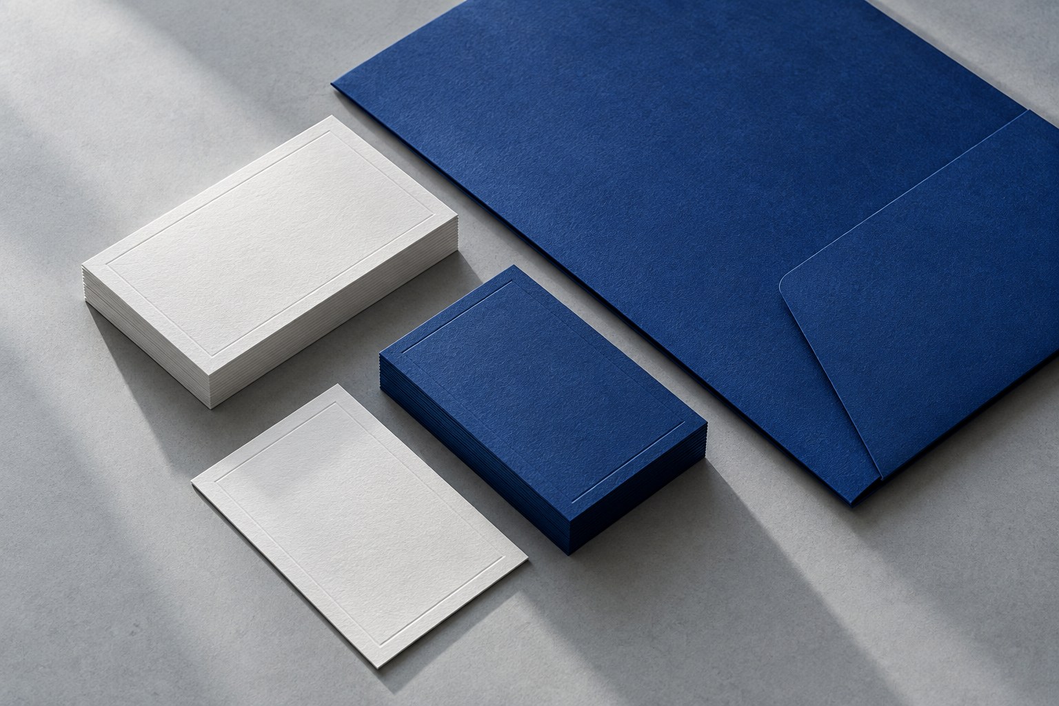 Papéis e cartões em branco e azul com acabamento profissional